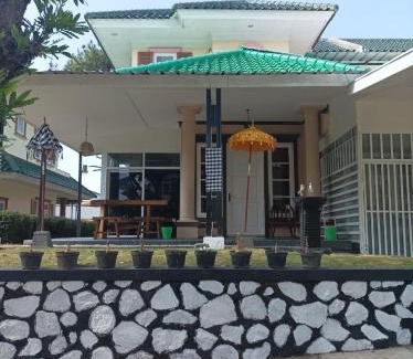 Cipanas Villa | فيلا تالا Tala Villa