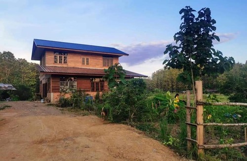 Santi Suk Bed & Breakfast | บ้านสวนนาเลา