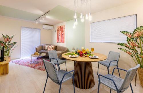 Kadena-cho House | オープンセール 2棟貸切 最大20名ビーチまで車で4分 駐車場4台 tla&tdy ツインズロッジA棟B棟貸切