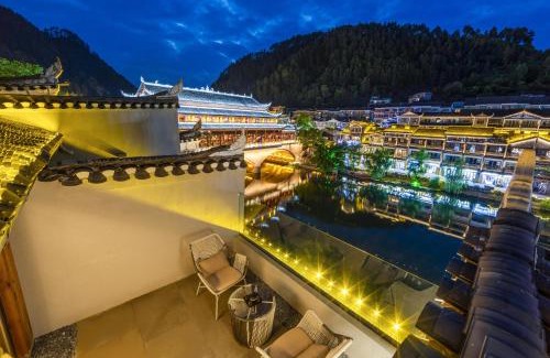 Fenghuang House | 云隐兮江景民宿