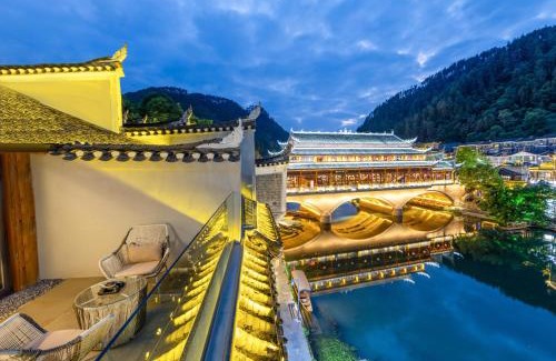 Fenghuang House | 云隐兮江景民宿