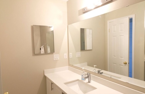 Markham Villa | 位于多伦多万锦第一高中学区房仅步行5分钟，两间带双人床的二楼睡房，家居、家具、厨房、水电气网全包，适合家长陪读也可以包吃住（伙食费另计）寄宿，近商业中心交通便利