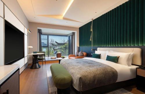 Huangshigang District Hotel | 黄石未苏湾花间亭飞花