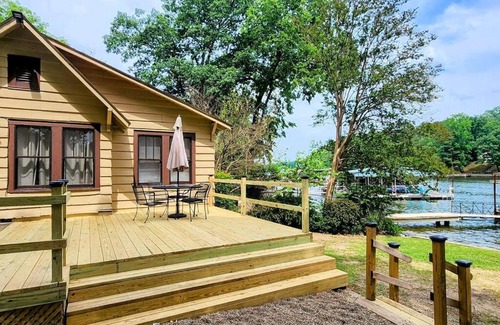 Mid America House | #05 - Lakefront Two Bedroom Cottage- Pet Friendly
