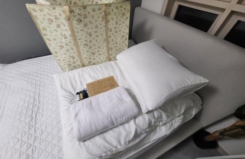 Seocho-dong Apartment | 1-3508 #Sinnonhyeon High-rise View #Garden View #Gangnam Station Line 2, Sinbundang Line #Sinnonhyeon Station Line 9 #Hotel Bedding #New Building