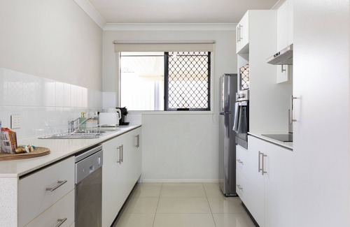 Acacia Ridge Apartment | 1 Bdr Apt! Full Kitchen! Covered Parking! 6BS1