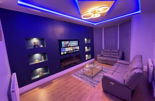 Bradford Apartment | 1 Bed Flat - Sleeps 2 - Hot Tub - Parking - Wifi