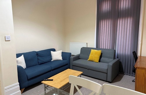 Oadby Apartment | 1 Bed Flat - Sleeps 5 - Parking - Wifi