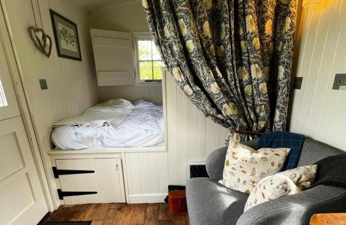 Crawcrook House | 1 Bed Glamping Hut - Firepit Fireplace Views
