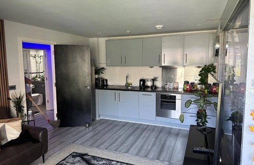 The Westside Apartment | 1 Bed Penthouse - Hot Tub - Roof Terrace - Parking