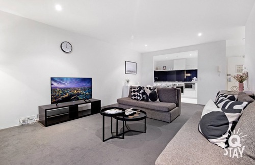 Surfers Paradise Apartment | 1 Bed + Study, Ocean View Unit - Circle on Cavill