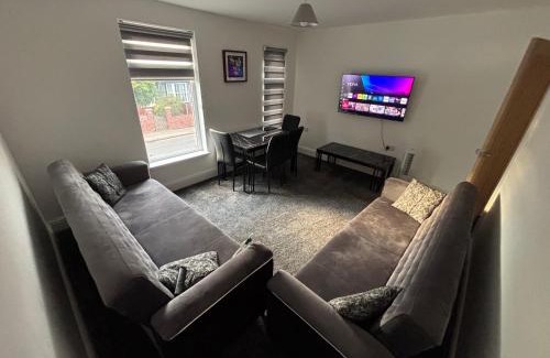 Didsbury Apartment | 1 Bedroom Flat - Manchester Airport Apartment - 7 mins to MAN - Staycations & Business stays!