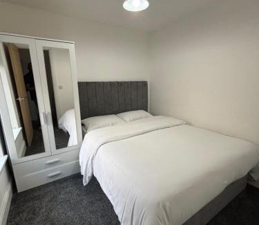 Didsbury Apartment | 1 Bedroom Flat - Manchester Airport Apartment - 7 mins to MAN - Staycations & Business stays!