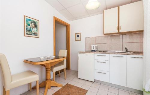 Dinjiska Apartment | 1 Bedroom Nice Apartment In Dinjiska