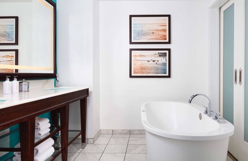 La Playa Hotel | 1-Bedroom Suite at a 4⭐️ Hotel