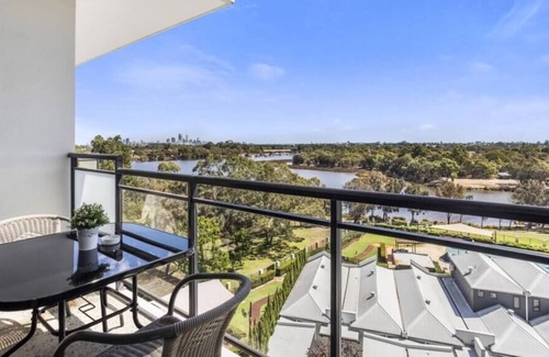 Ascot Apartment | 1 bedroom up high stunning views sleeps 2 parking