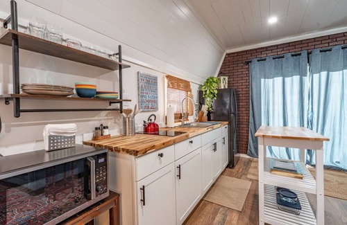 West Jefferson Cottage | 1 BR/1 BA - Walk to the park, restaurants, breweries & shops in town!