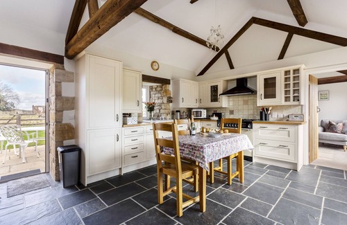 Chipping Campden Cottage | 1 Homepiece - a converted barn that sleeps 4 guests in 2 bedrooms