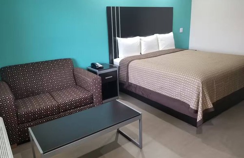 Bay City Hotel | 1 Queen Bed Kitchenette Non-Smoking, Scottish Inns Bay City TX, Free Parking