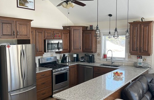 Huntington House | 10 acres all to yourself! Escape to our bungalow. Family and Pet friendly.