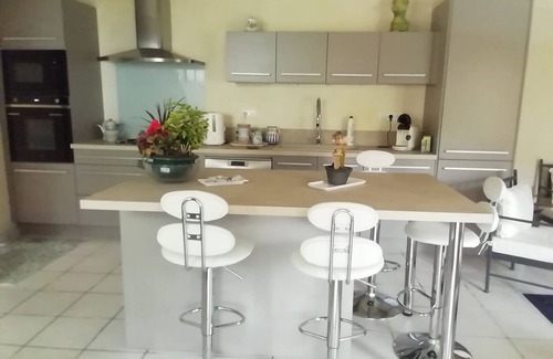 Plouigneau House | 10 mins from the beach and on the banks of a river, Country property