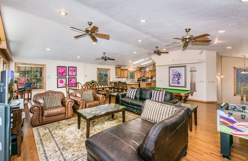 Fawnskin House | 10 mins to Slope ~ Luxury 180 Degrees Lake View