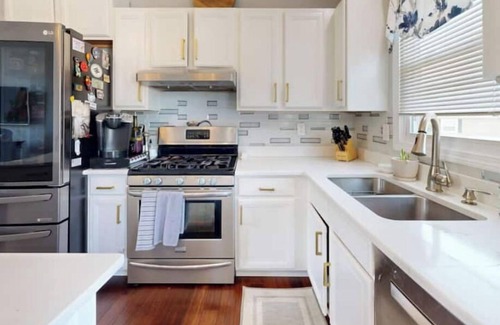 Cranston Apartment | 10 minutes from providence centrally locatednn