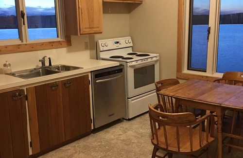 Cardston County House | 10 Minutes From Waterton Park Boundary Lakeside Gallery & Guest House