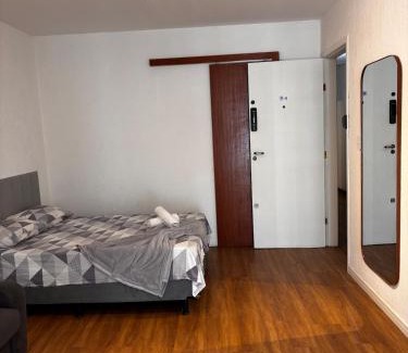 Centro Apartment | 100 m da Praia do Forte com AR e Wi Fi.