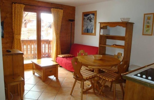 Pralognan-la-Vanoise Apartment | 100m from ski slopes, 1st floor, balcony, parking, tv, ski locker, 35m², Pralognan-la-Vanoise