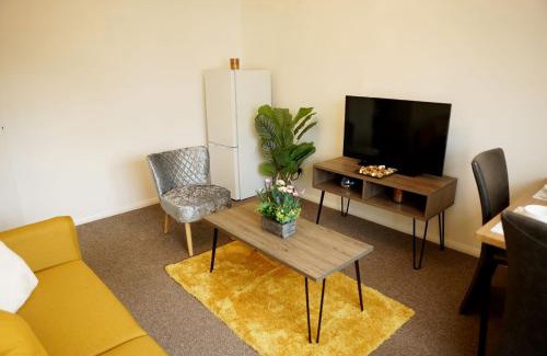 Ashford House | 10BH Dreams Unlimited- Budget Heathrow Long stay Apartment with FREE PARKING
