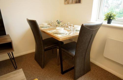 Ashford House | 10BH Dreams Unlimited- Budget Heathrow Long stay Apartment with FREE PARKING