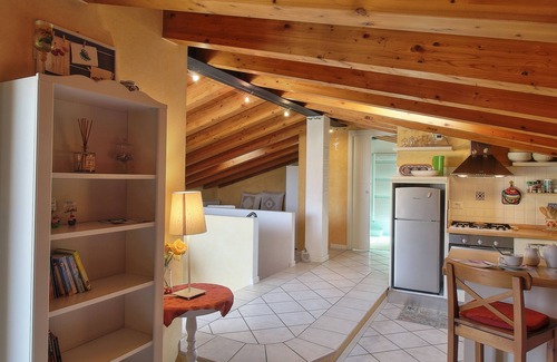 Lazise Apartment | 110 sq beautiful apartment with terrace overlooking the lake, pool and garden