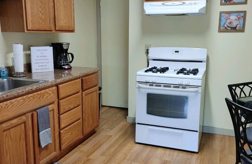 Derrick City Apartment | 12 mechanic, 2nd Floor, close , rest. , grocery shops. Above Players Nightclub.