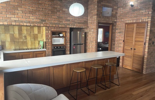 Mandurah House | 12 singles or 8 couples & children/4 queens/4 doubles/5 singles beds
