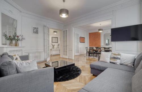 Quartier du Gros-Caillou Apartment | 120 m2 Luxury Eiffel Signature