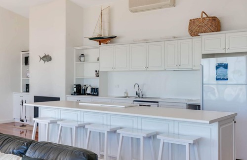Middleton House | 124 Surfers Pde - Beachfront