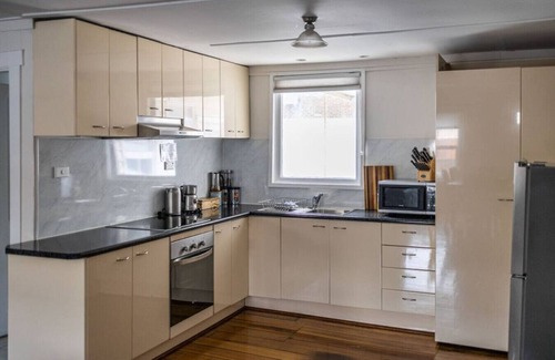 Sullivan's Cove Apartment | 128 Murray Apartment 2 `Sassafras` | Hobart CBD