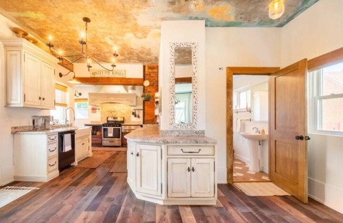 Colliers House | 130 Yr Old Whimsical Gem On 1.3 River Front Acres