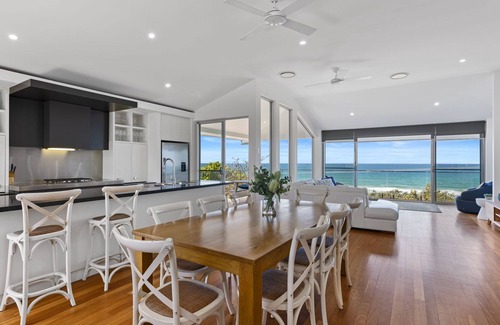 Castaways Beach House | 14 Tropicana Rise, Castaways Beach