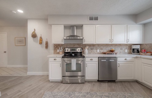 Largo House | 14295 Chamberlain Ave