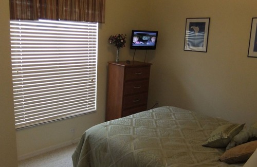 Eagle Pointe South Villa | 15 mins to Disney,4 Bed / 2 bath villa, sleeps 8, with pool & no rear neighbours