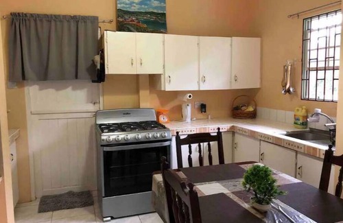 St. George's House | 15 Minutes from the city! 3 Bedroom House