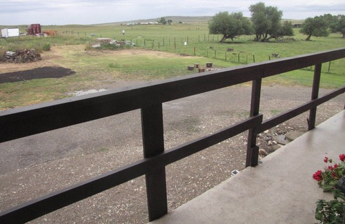 Mountain View House | 15 minutes from Waterton, great place for family gatherings, great mountain view