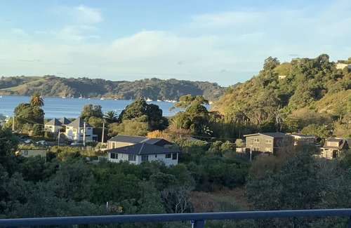 Onetangi House | 150 metres from Onetangi Beach