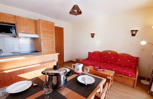 Les Claux Apartment | 150m from ski slopes, 4th floor, swimming pool, balcony, parking, tv, ski locker, 32m², Vars