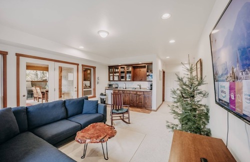 Glacier Apartment | 15MBH - Amazing Mountain Views - Hot Tub - Pets Ok - Sleeps 6 by RedAwning