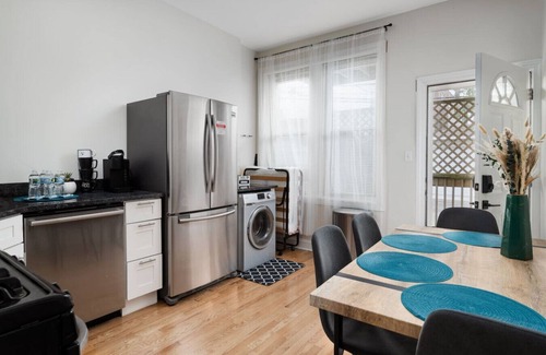 West Town Apartment | 15mins DT | Wicker Park Gem | Sleeps 7 | FreePark