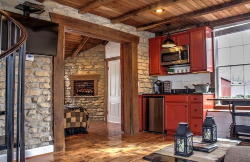 St. Charles House | 1790's Renovated Barn, Main Street St. Charles, Hot Tub in private backyard!