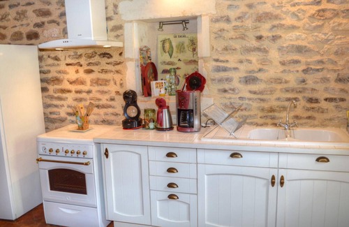 Drache Cottage | 17th Century Charm Between Loire Castles and Futuroscope, with Pool and Lush Garden